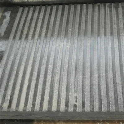 Netaisyklingas granitinis stalas ir suolas